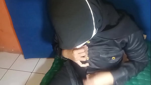 Indonesian Horny female security guard masturbates until she squirts Jago jilmek - Horny female security guard masturbates until she squirts