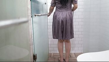 It's viral, peeking at Indonesian girls getting wet in the bathroom, the latest Indonesian porn